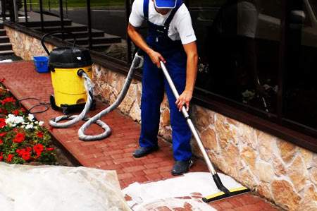 Чистка тротуарной плитки щеткой